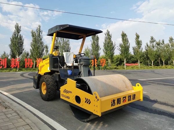 壓路機(jī)在道路建設(shè)中的作用和應(yīng)用有哪些